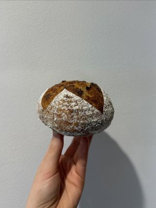 Upéct kváskový chléb vyžaduje dodržení přesných poměrů, časů a především správné teploty. 🍞 Tady je pár kroků, které při...