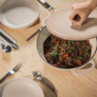 🍷 Nejslavnějším receptem Julie Child je Boeuf Bourguignon – hovězí na červeném víně po burgundsku. 📖 Právě tento recept se...